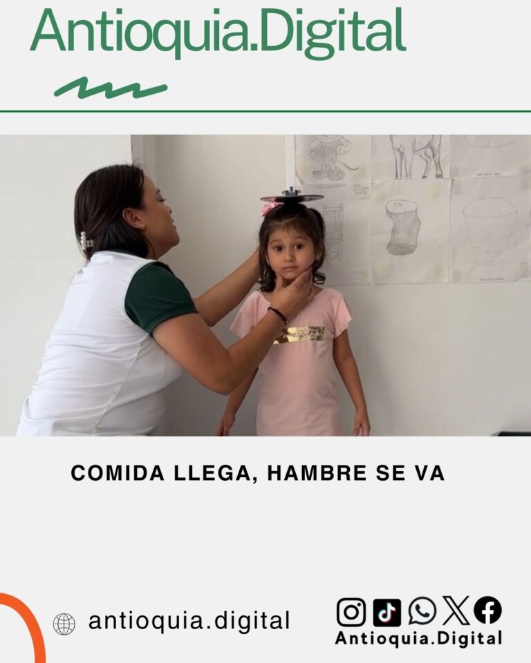 Profesional de salud midiendo la talla de una niña en una consulta nutricional, campaña "Comida llega, hambre se va" de Antioquia Digital.