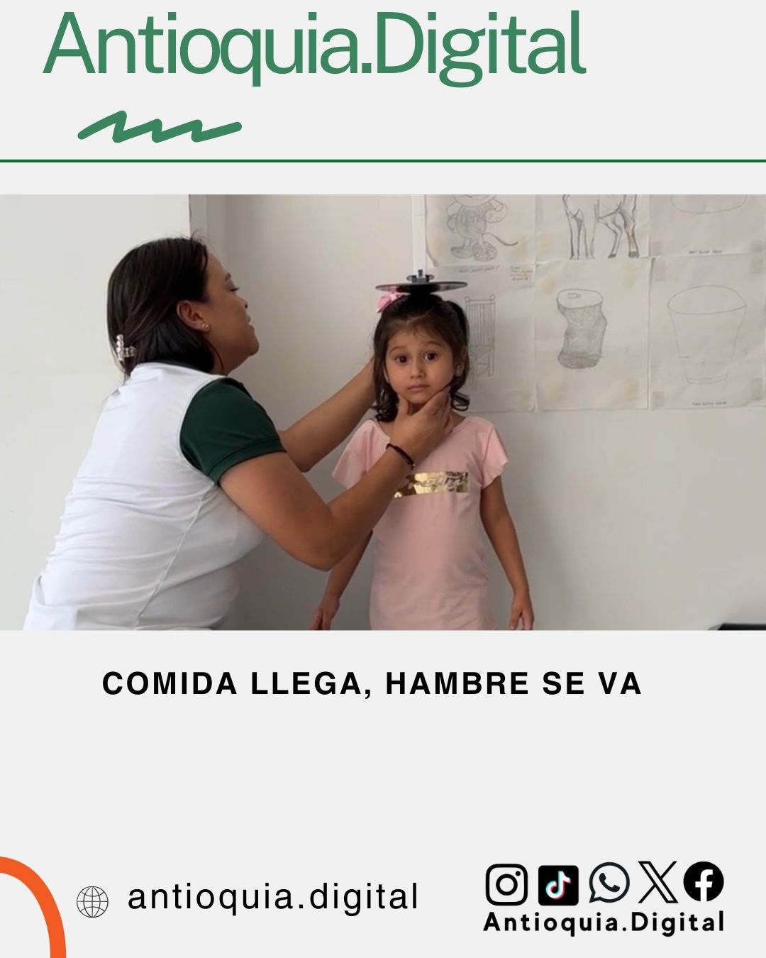 Profesional de salud midiendo la talla de una niña en una consulta nutricional, campaña "Comida llega, hambre se va" de Antioquia Digital.