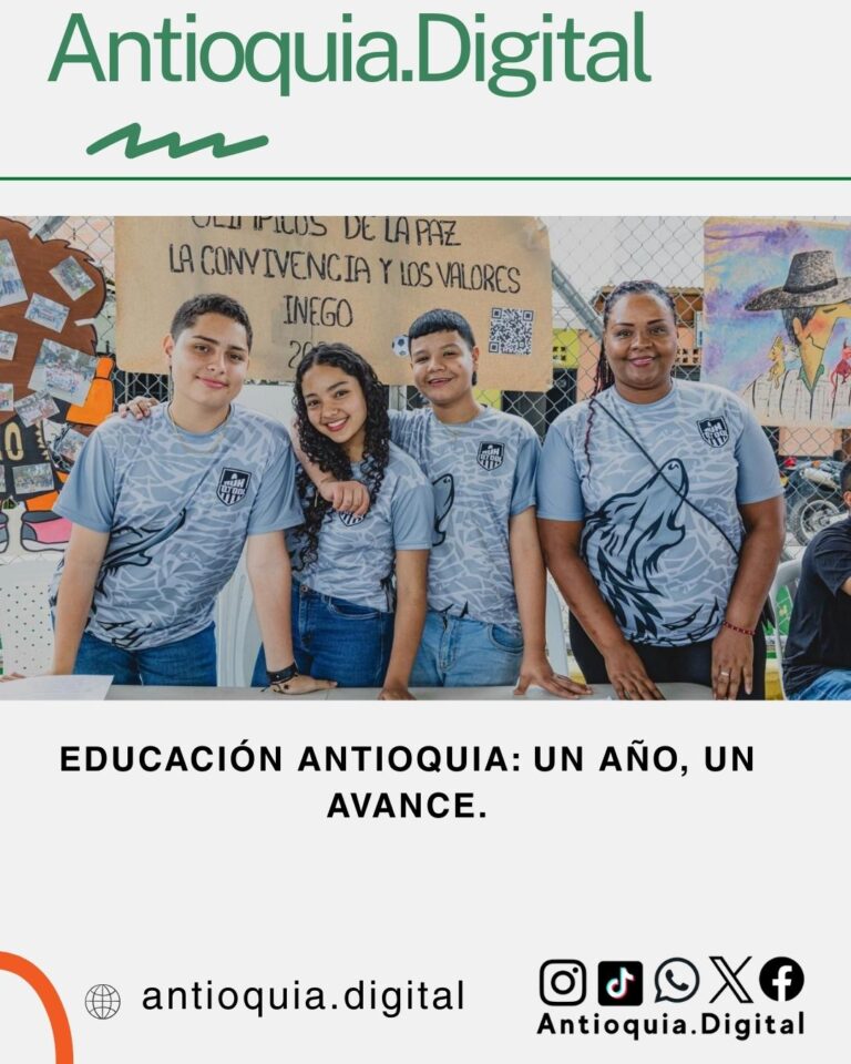 Estudiantes y docente sonriendo en actividad educativa sobre paz y convivencia, campaña "Educación Antioquia: un año, un avance" de Antioquia Digital.