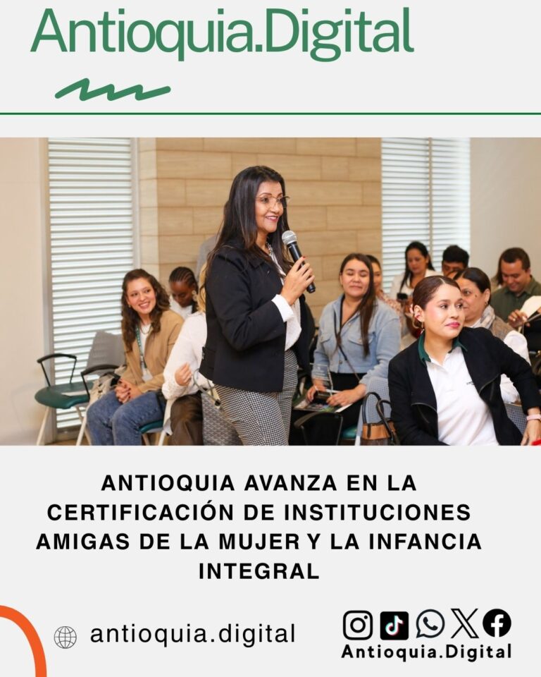 Mujer líder con micrófono dirige a grupo de mujeres en saló