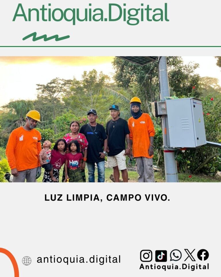 Comunidad rural y técnicos posando junto a instalación de energía solar, campaña "Luz limpia, campo vivo" de Antioquia Digital.