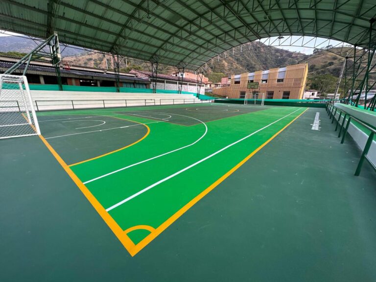 inversión en placa polideportiva  mejorada con recursos de la Tasa de Seguridad en Liborina 